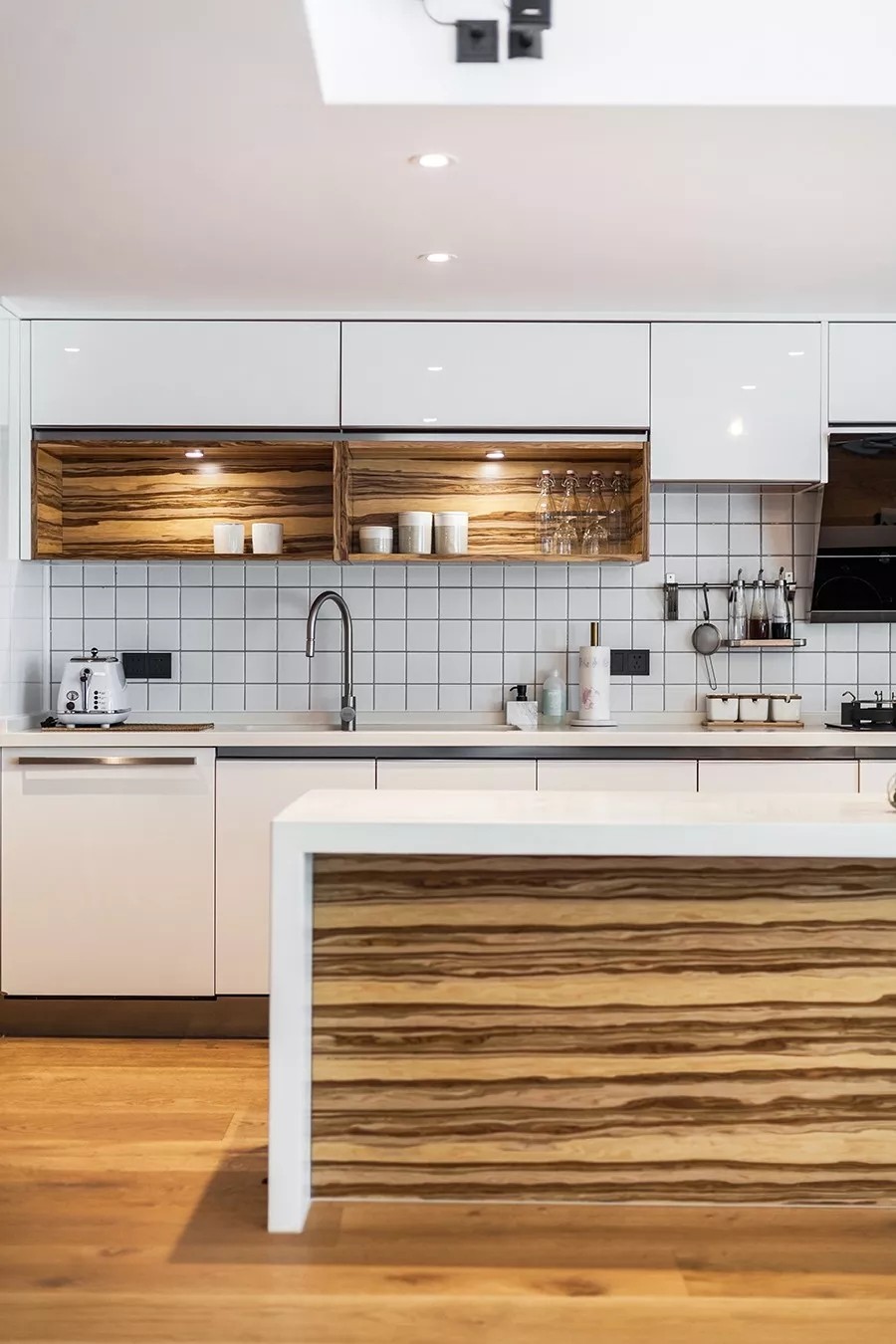 裝修公司現(xiàn)代輕奢風格復(fù)式裝修效果圖-廚房 裝修公司現(xiàn)代輕奢風格復(fù)式裝修效果圖-廚房