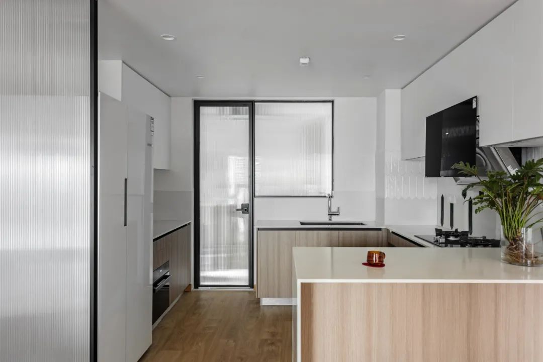 現代原木風格室內設計家裝案例-廚房島臺 現代原木風格室內設計家裝案例-廚房島臺